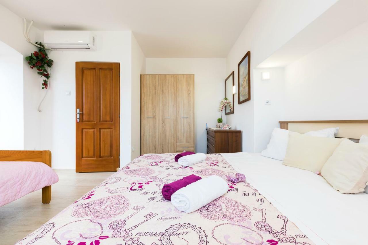 Apartments And Rooms Roberto B. วาลุน ภายนอก รูปภาพ