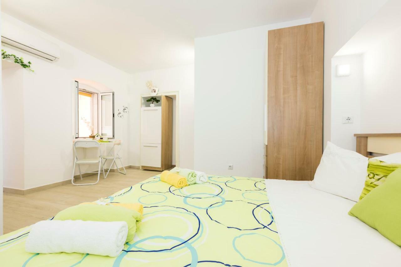 Apartments And Rooms Roberto B. วาลุน ภายนอก รูปภาพ