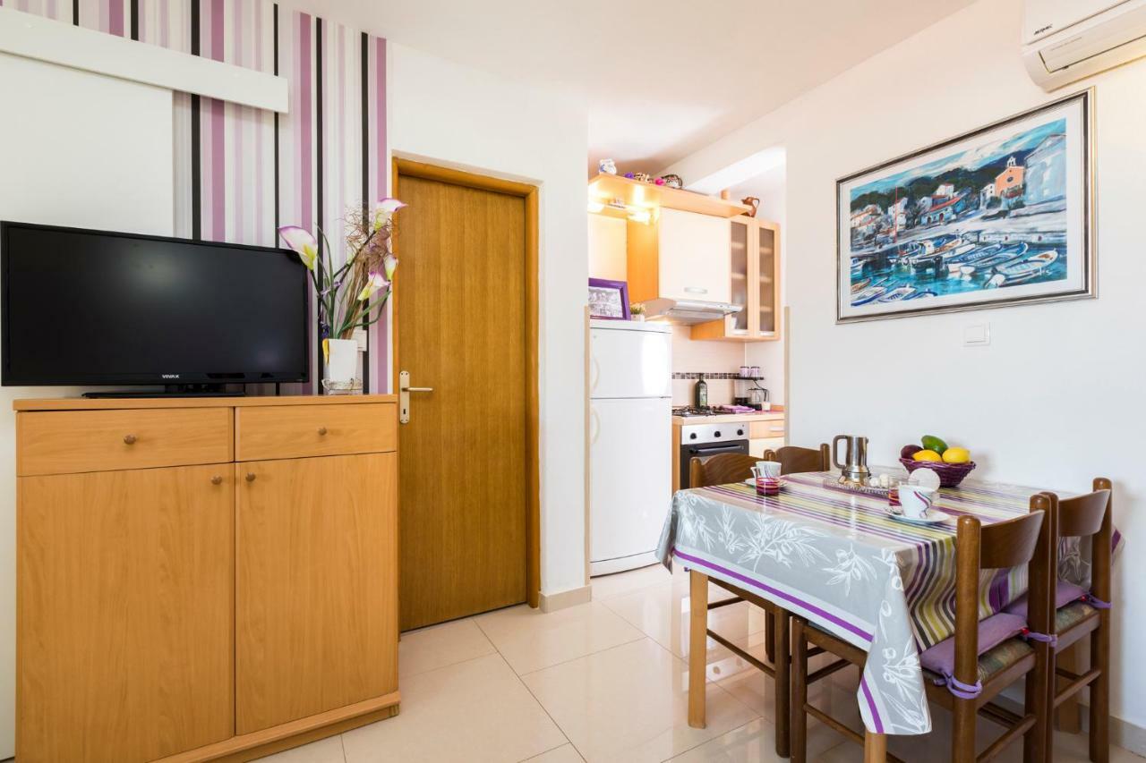 Apartments And Rooms Roberto B. วาลุน ภายนอก รูปภาพ