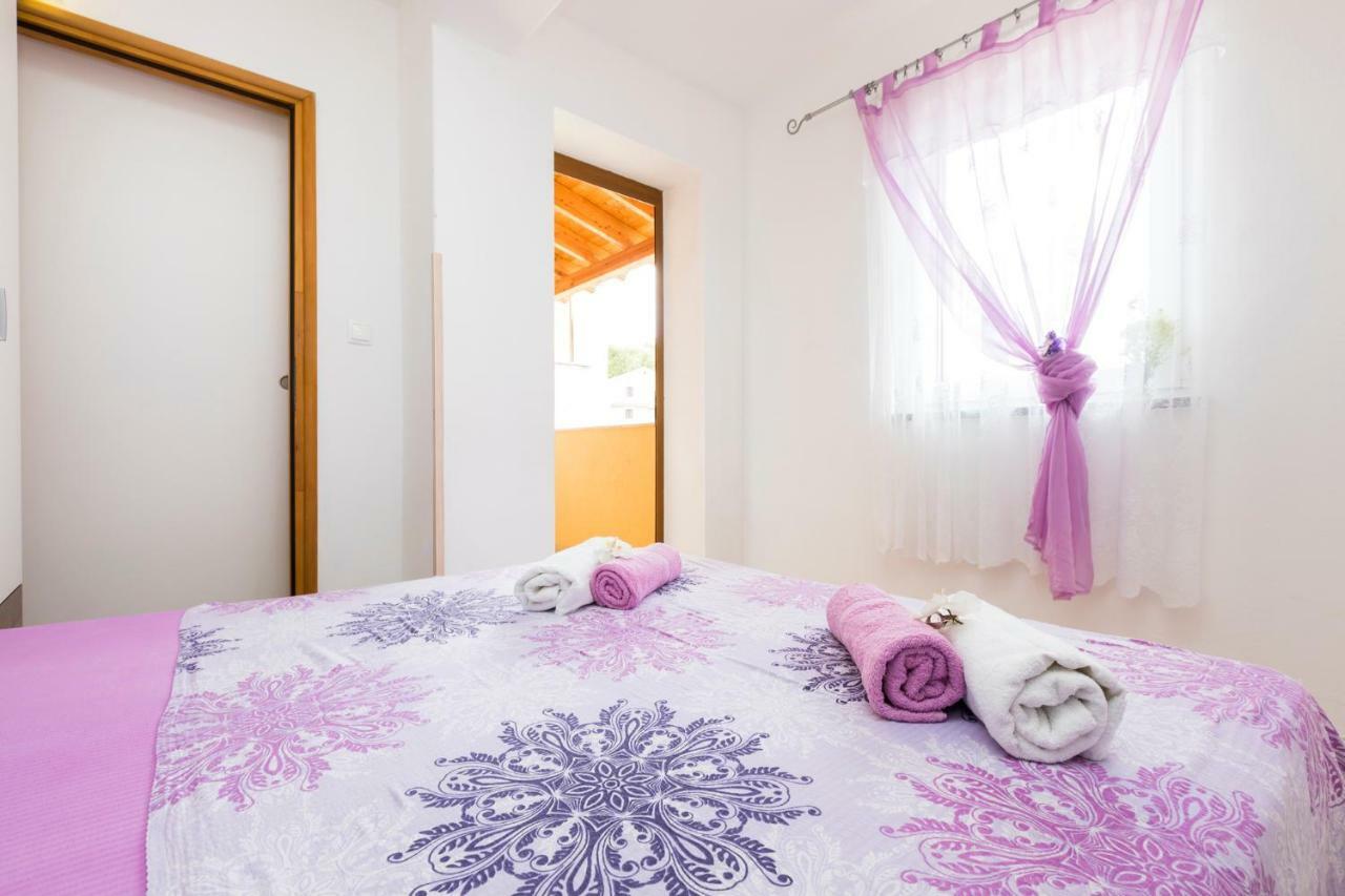 Apartments And Rooms Roberto B. วาลุน ภายนอก รูปภาพ