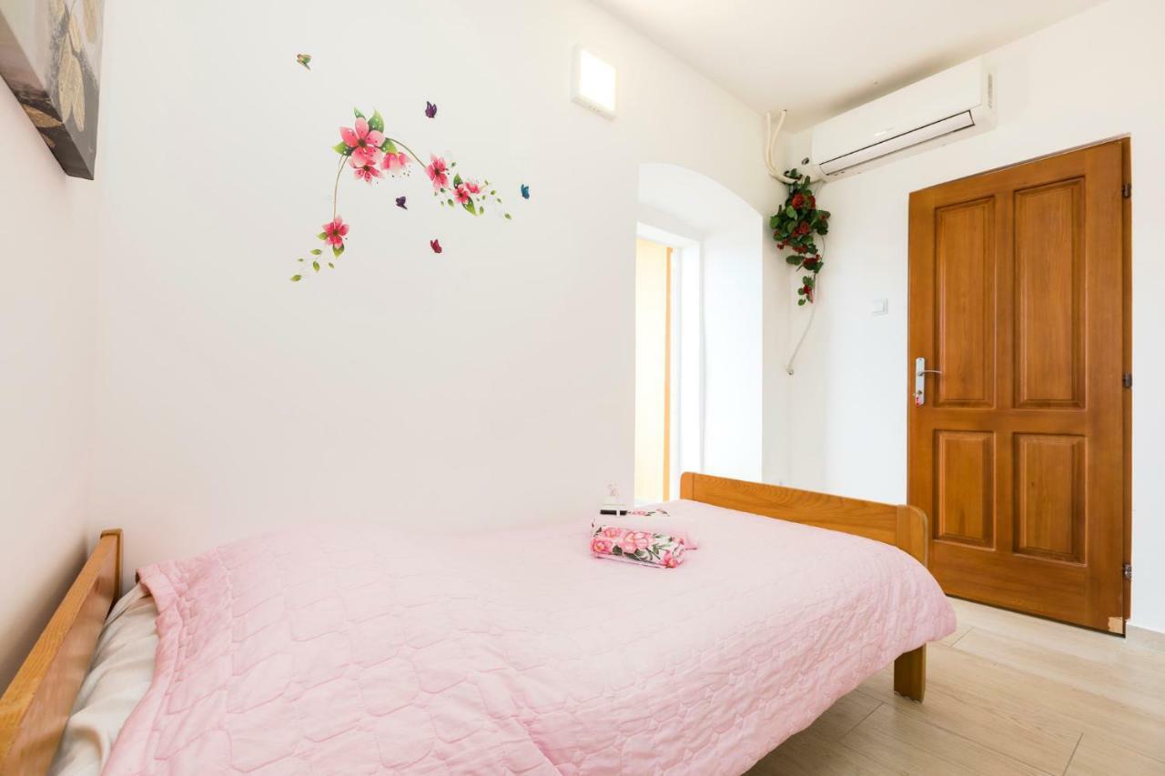 Apartments And Rooms Roberto B. วาลุน ภายนอก รูปภาพ