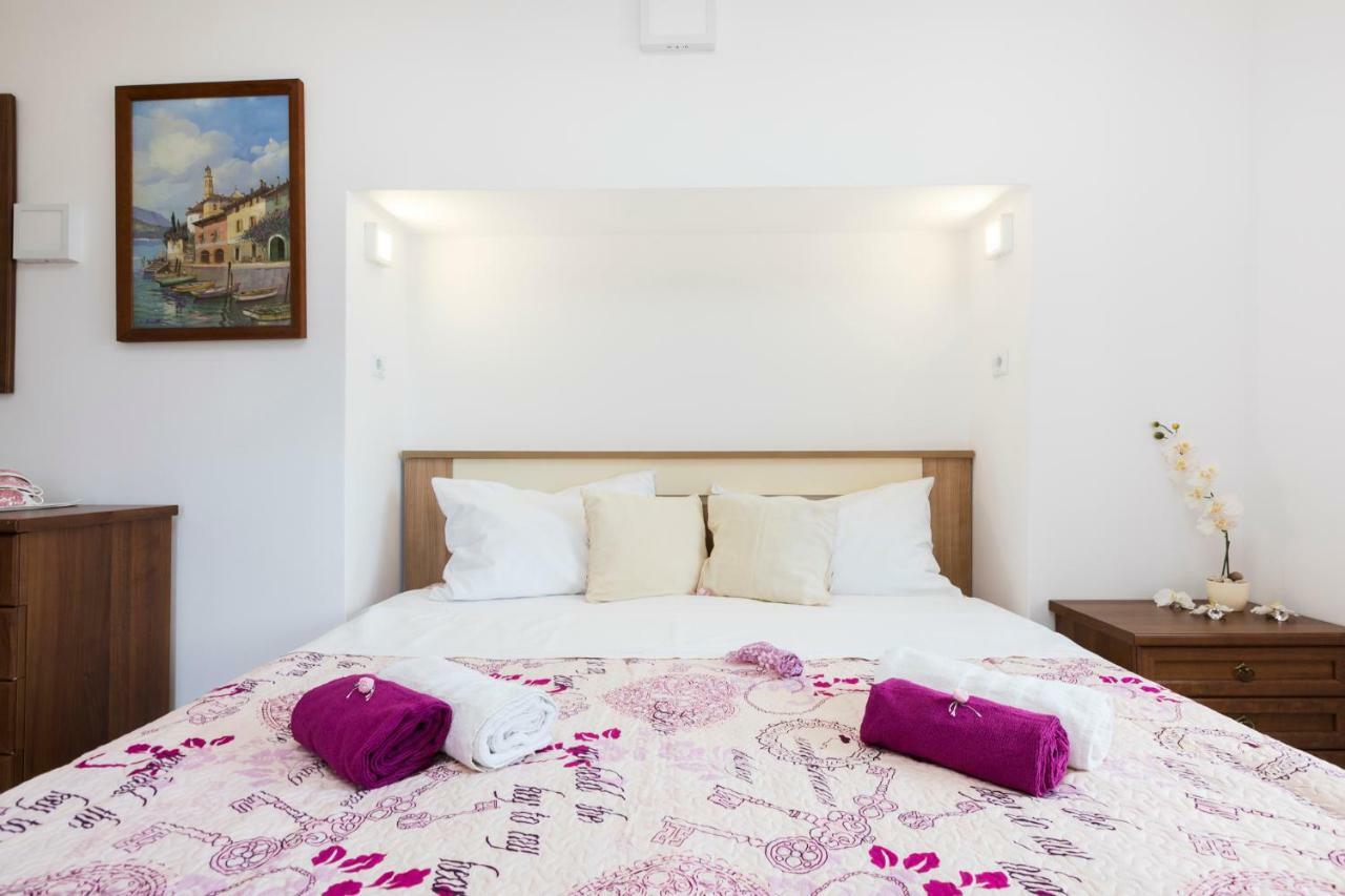Apartments And Rooms Roberto B. วาลุน ภายนอก รูปภาพ
