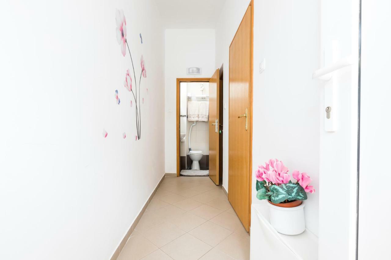 Apartments And Rooms Roberto B. วาลุน ภายนอก รูปภาพ