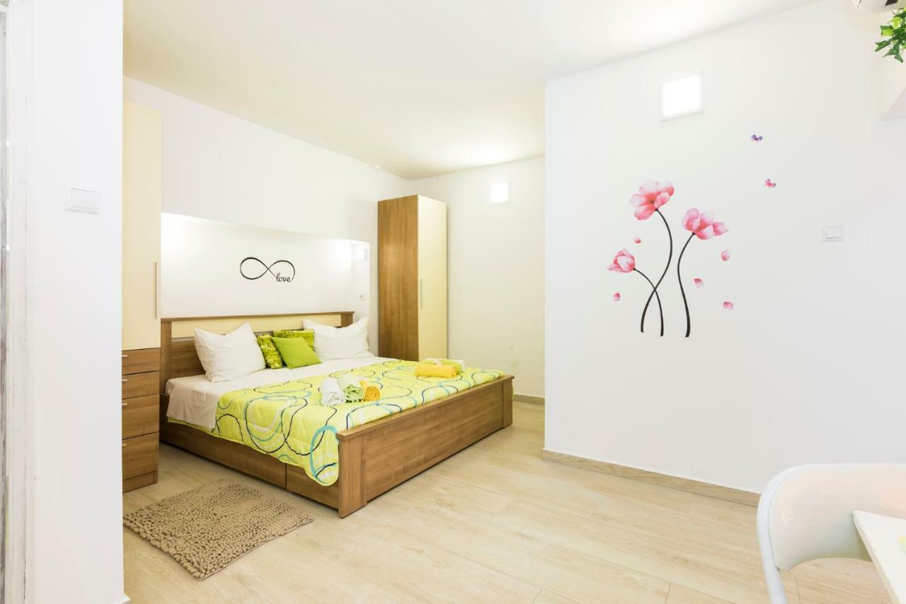 Apartments And Rooms Roberto B. วาลุน ภายนอก รูปภาพ