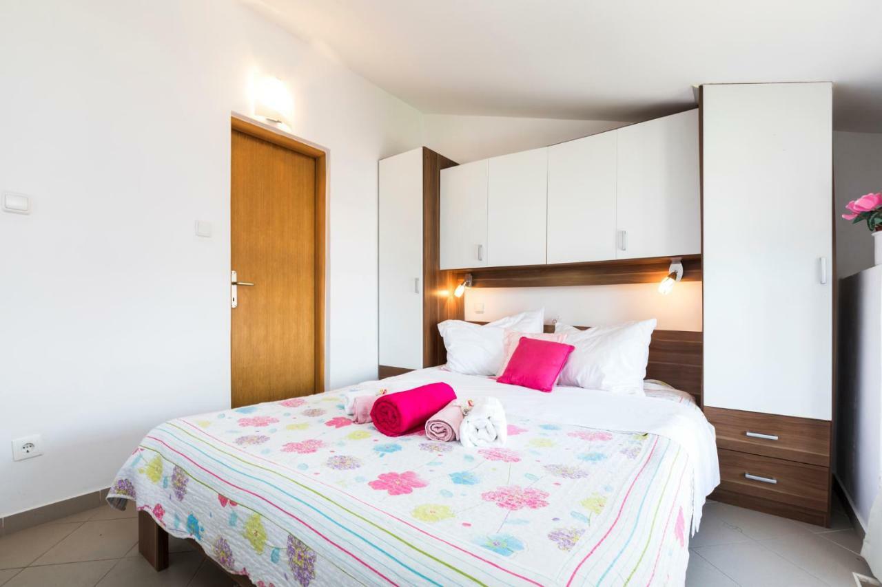 Apartments And Rooms Roberto B. วาลุน ภายนอก รูปภาพ
