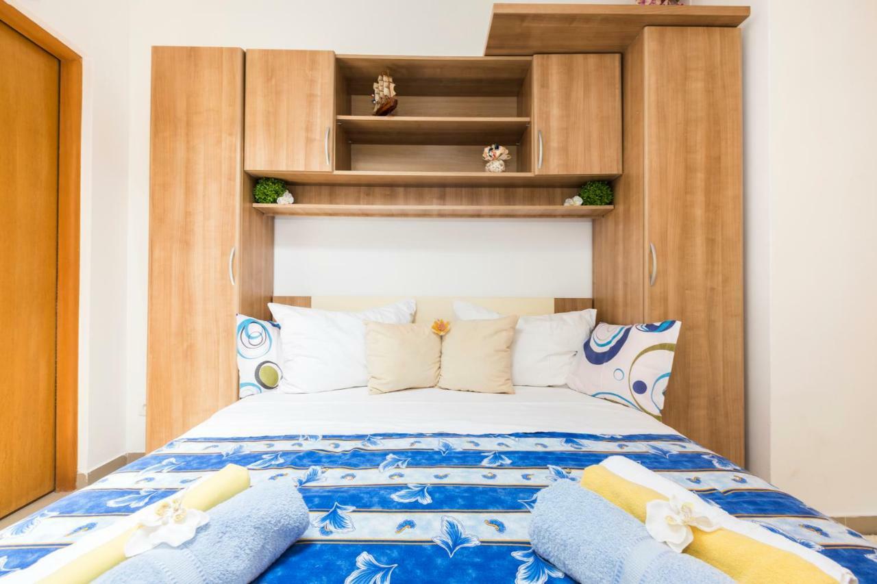 Apartments And Rooms Roberto B. วาลุน ภายนอก รูปภาพ
